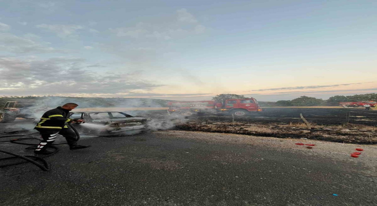 Çanakkalede yanan araçtaki alevler tarlaya sıçradı