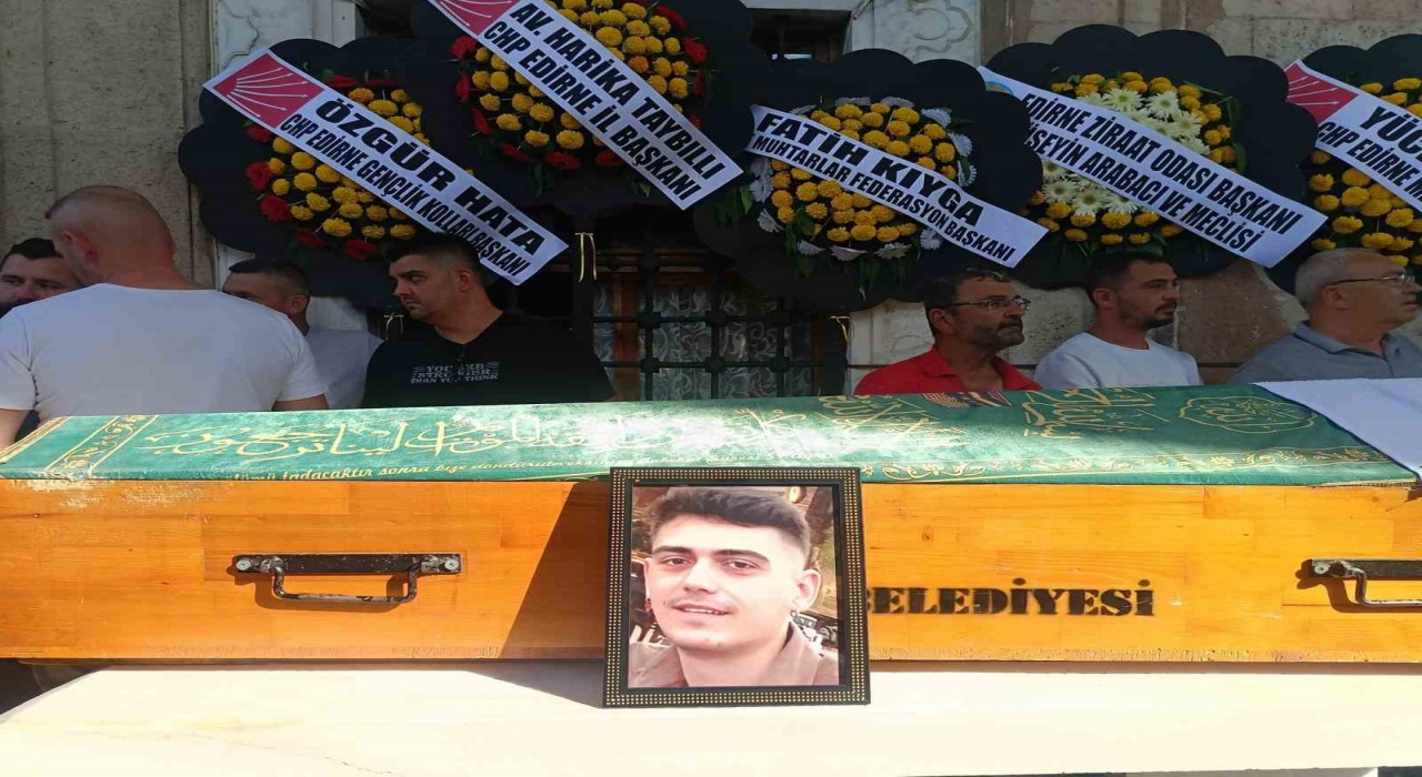 Çanakkaledeki kazada hayatını kaybeden iki genç Edirnede toprağa verildi