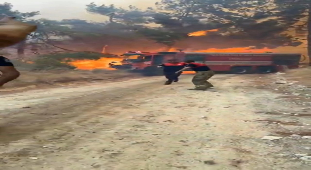 Çanakkaledeki orman yangınında bir itfaiye aracı yandı, itfaiye erleri canını zor kurtardı