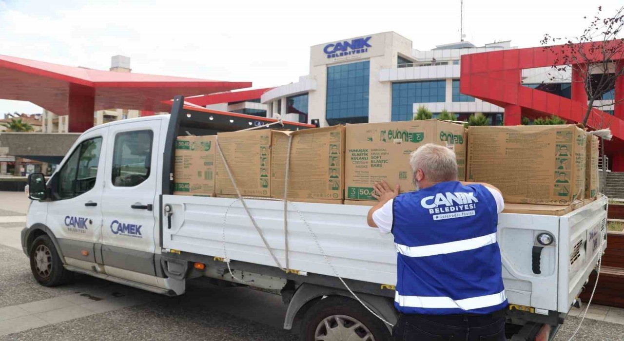 Canik Belediyesinden sağlık kurumlarına 100 bin maske desteği