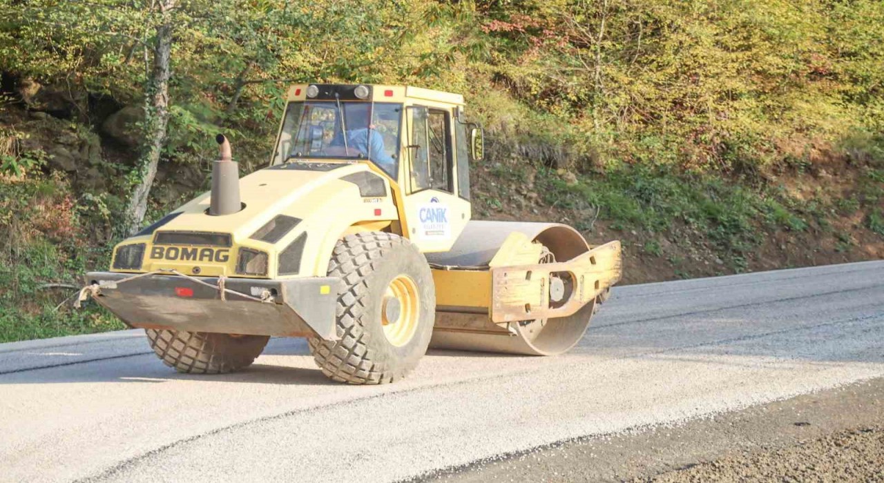 Canikte 52 mahallede yol çalışması