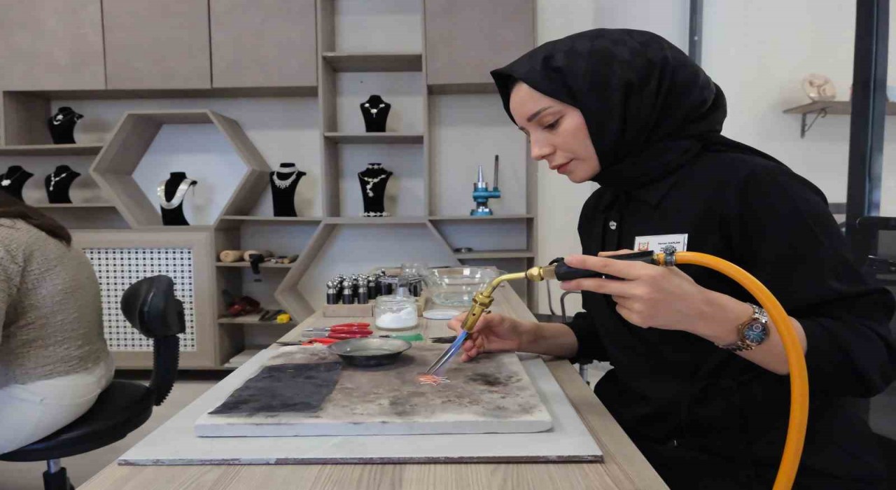 Çapa yapan eller artık gümüşe şekil veriyor