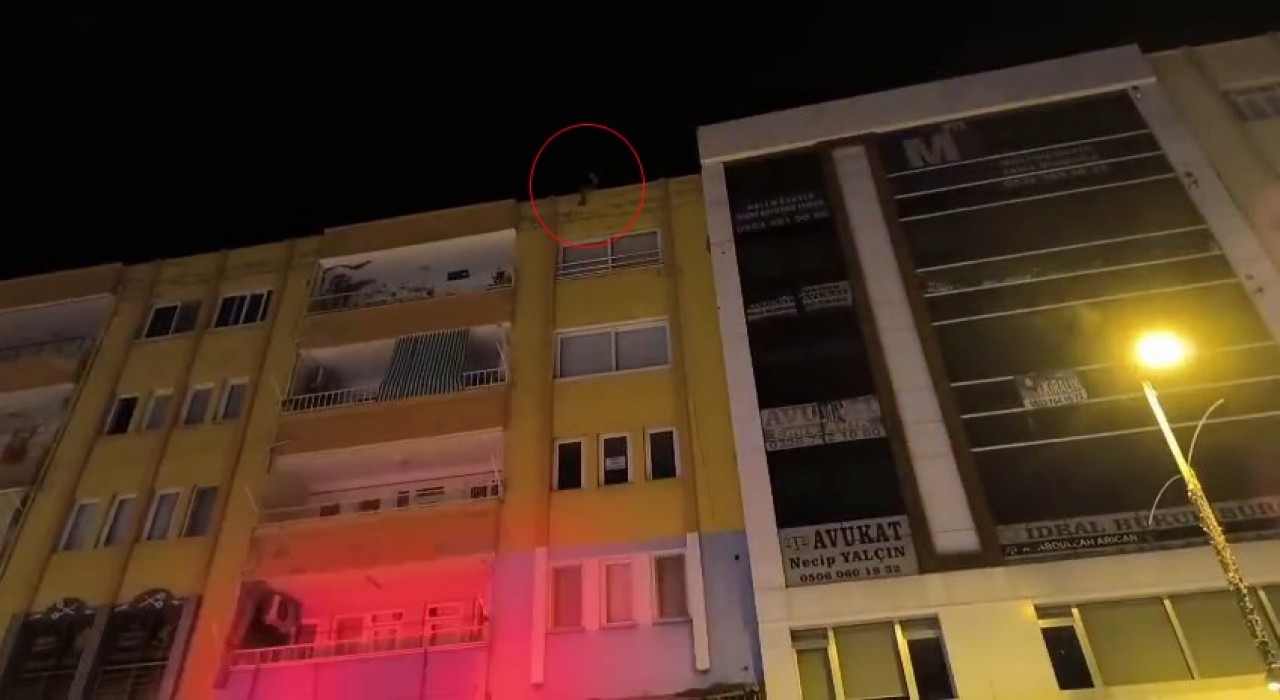 Çatıda intihara kalkışan genç yürekleri ağza getirdi