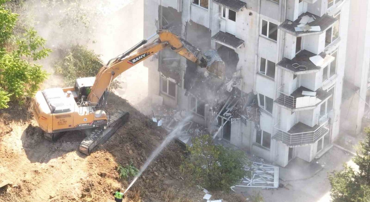 Çayırovada riskli yapıların yıkımına başlandı