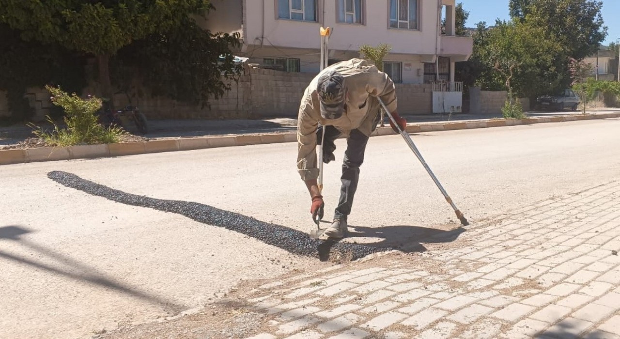CHPli belediyenin yapamadığını bedensel engelli muhtar yaptı