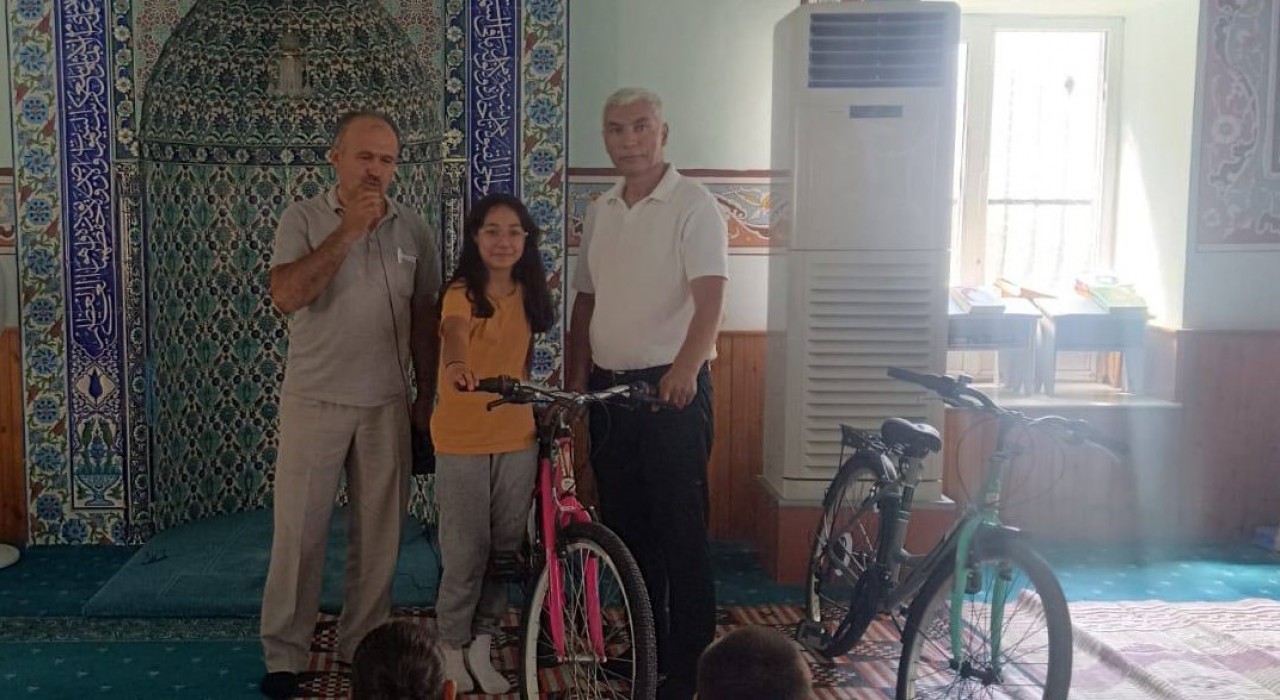 Çinede Kuran-ı Kerime geçen öğrencilere bisiklet hediye edildi