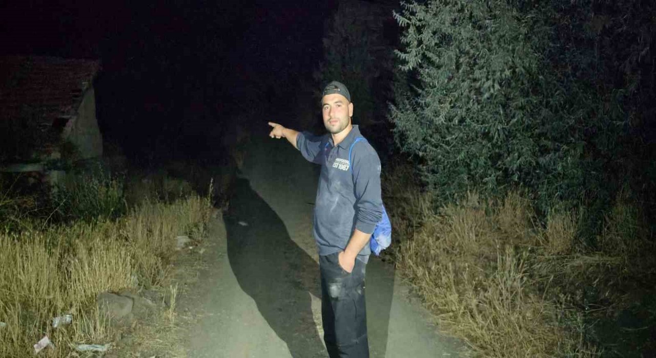 Cinlerin sardığı söylentisi sonrası terk edilen köyde sabahlamak istedi, besmeleler çekerek terk edilmiş evlere girdi