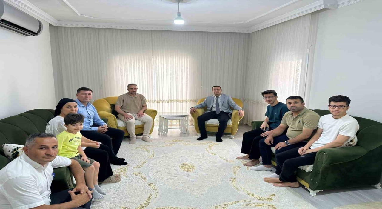 Cizre Kaymakamı Baycar, YKSde il birincisi olan öğrencileri evlerinde ziyaret etti