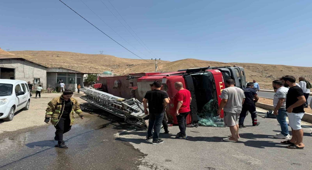 Cizrede itfaiye aracının devrilip sürüklendiği kaza güvenlik kamerasına yansıdı