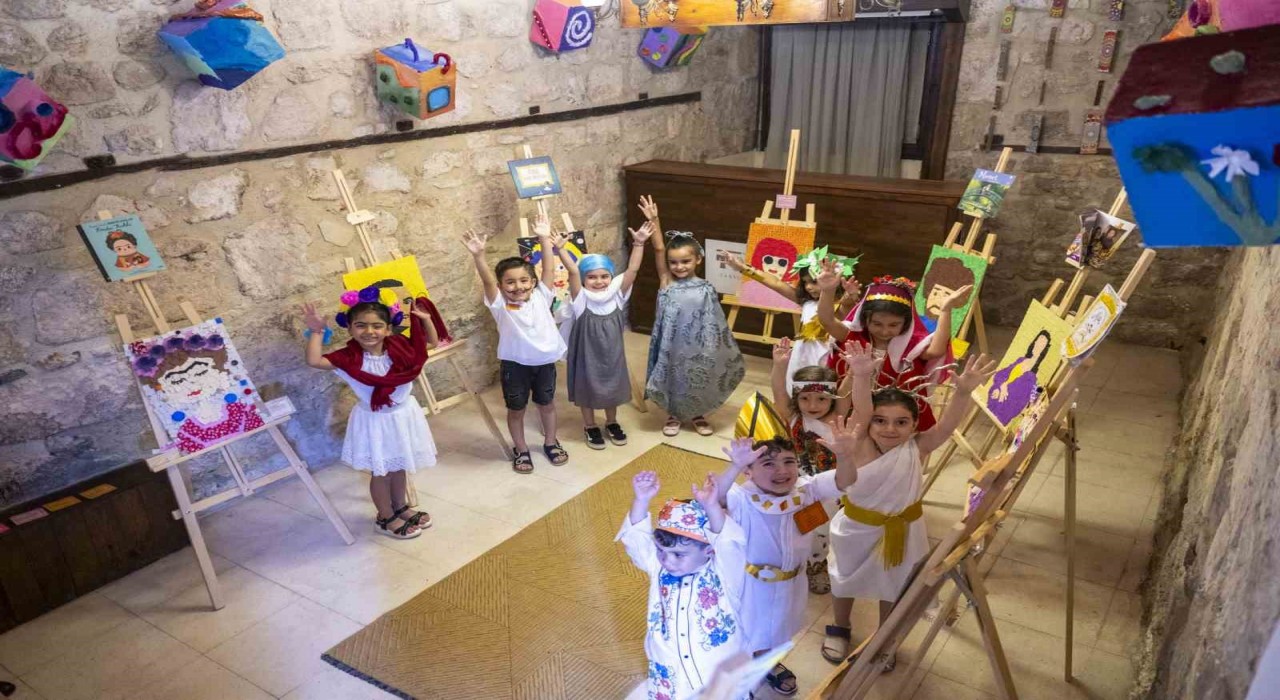 Çocuk Gelişim Merkezlerinde eğitim alan miniklerin eserleri Tarsusta sergileniyor