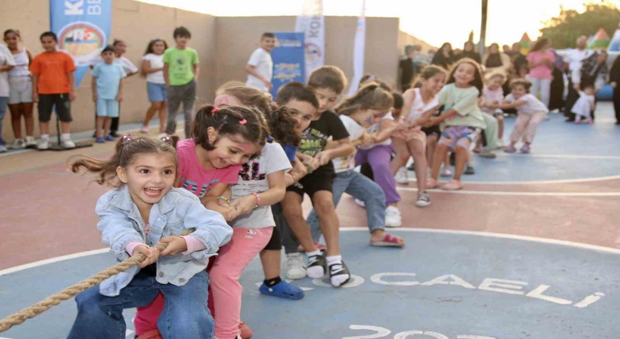 Çocuk şenlikleri ile miniklerin yüzü gülüyor