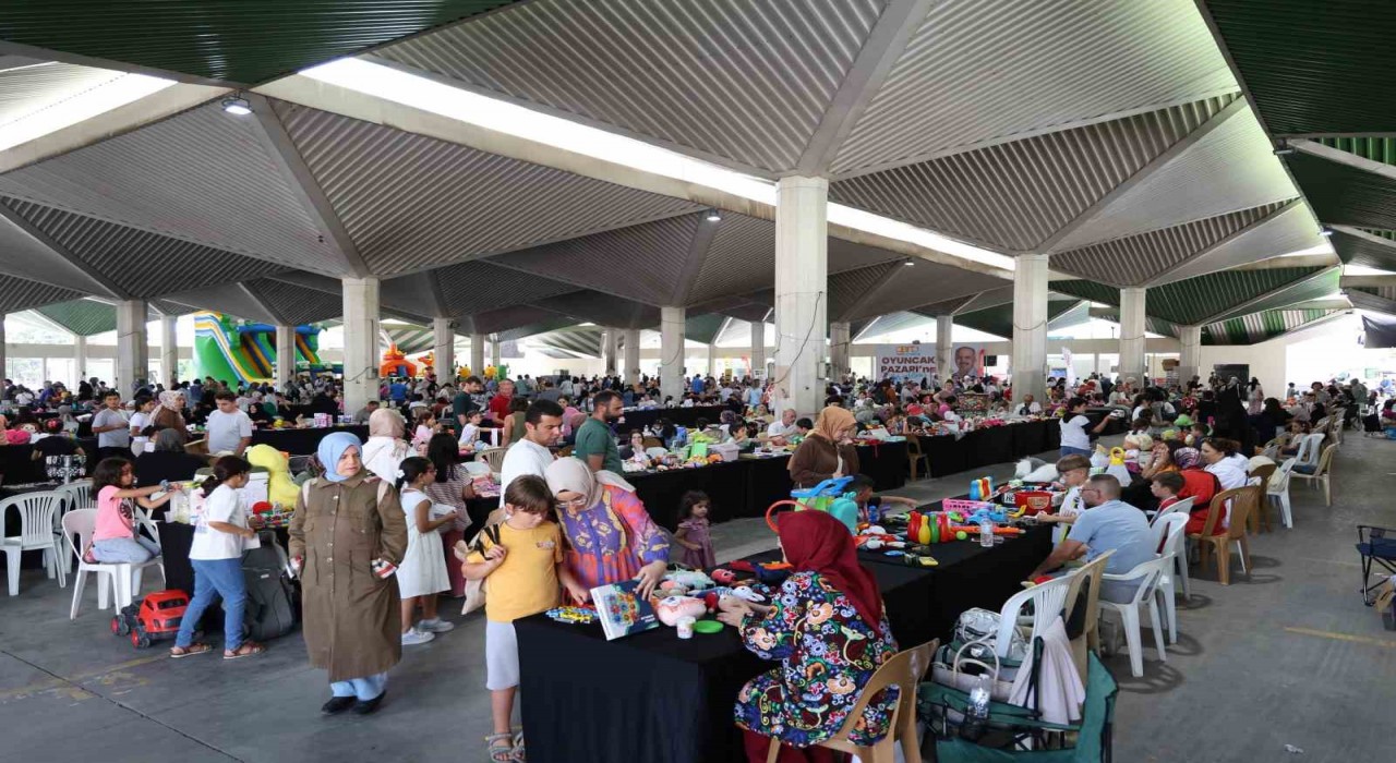Çocuklar Genç KOMEK  2. El Oyuncak Pazarı ile farkındalık kazanıyor