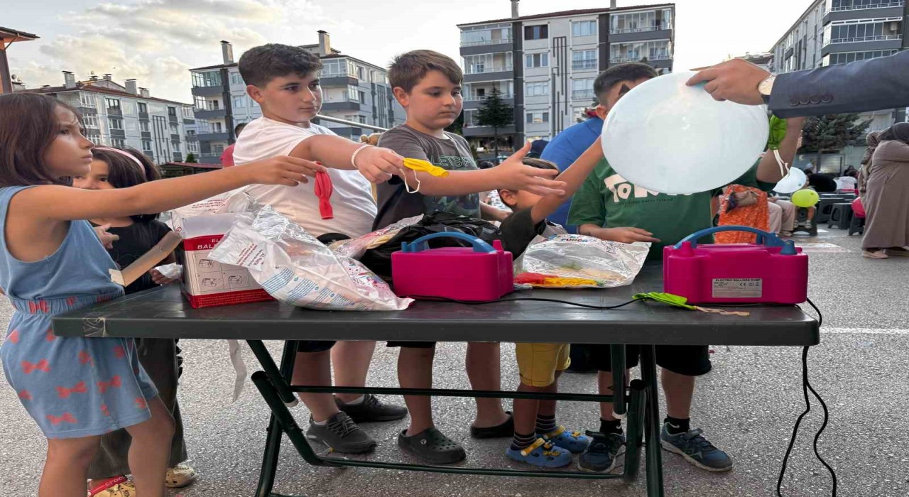 Çocuklar Tokat Belediyesinin mahalle şenlikleriyle doyasıya eğleniyor