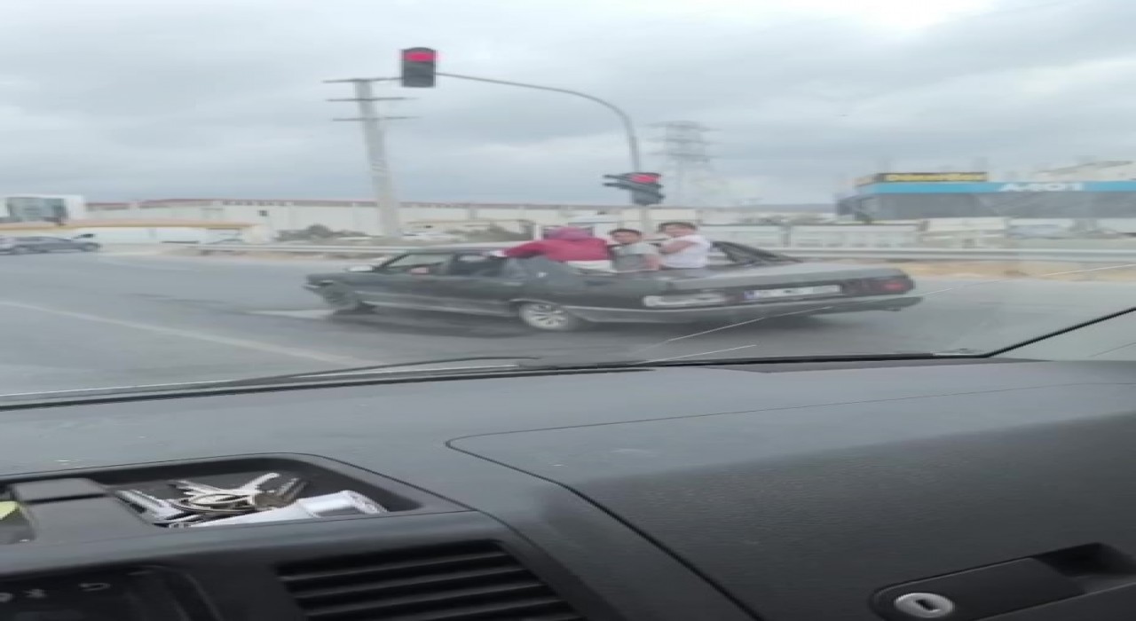 Çocukların, arka camı olmayan TOFAŞtan dışarı çıkarak yaptıkları ölümüne yolculuk kamerada