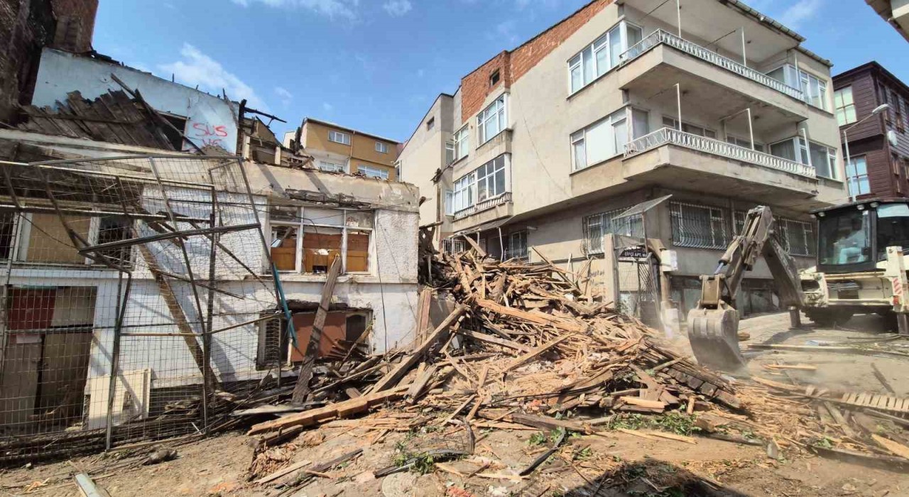 Çökme tehlikesi bulunan metruk bina yıkılıyor