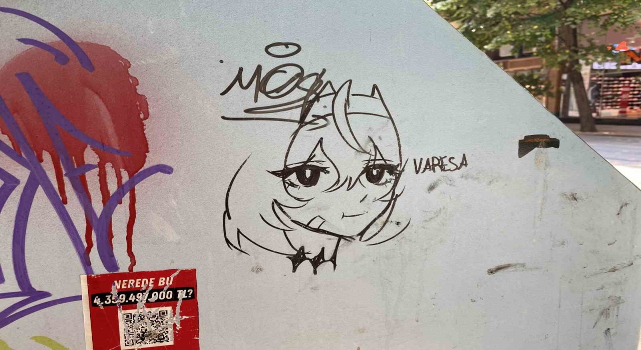 Çöp kutusunun üzerine çizilen anime kızı dikkat çekti