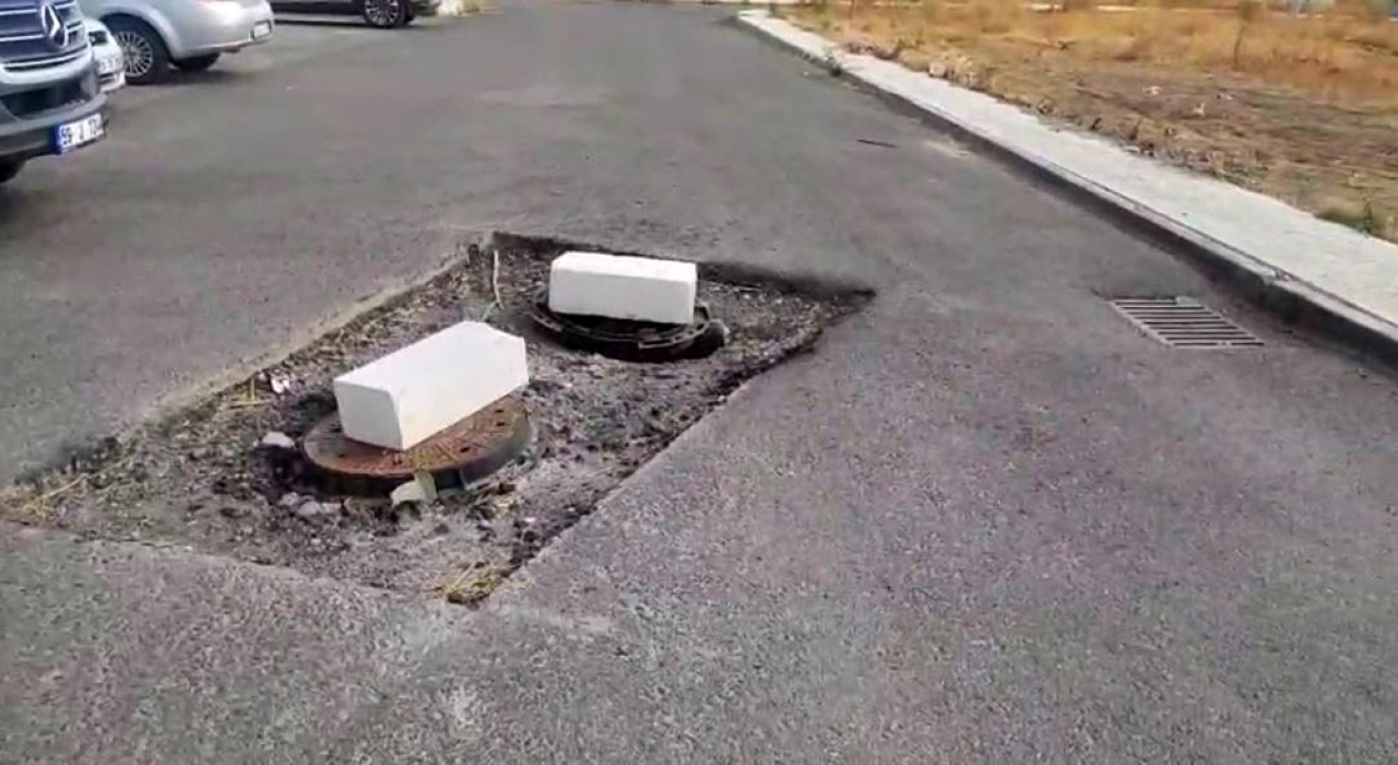 Çorluda rögar kapağını açık bırakıp gittiler, vatandaş kendi önlemini aldı