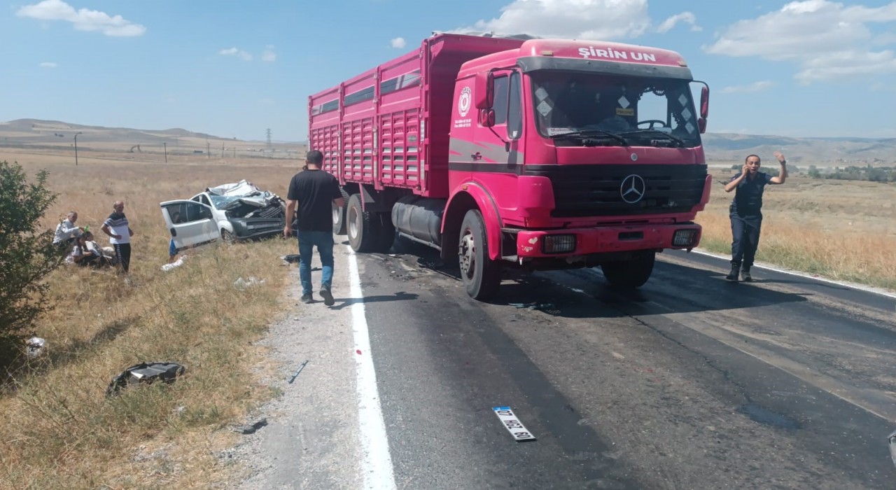 Çorumda 5 araç birbirine girdi: 10 yaralı