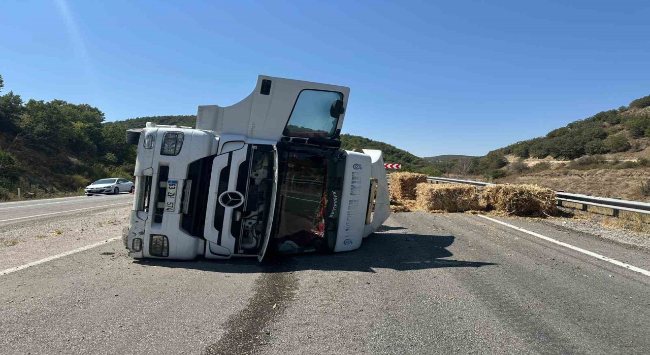 Çorumda balya yüklü tır devrildi: 1 yaralı