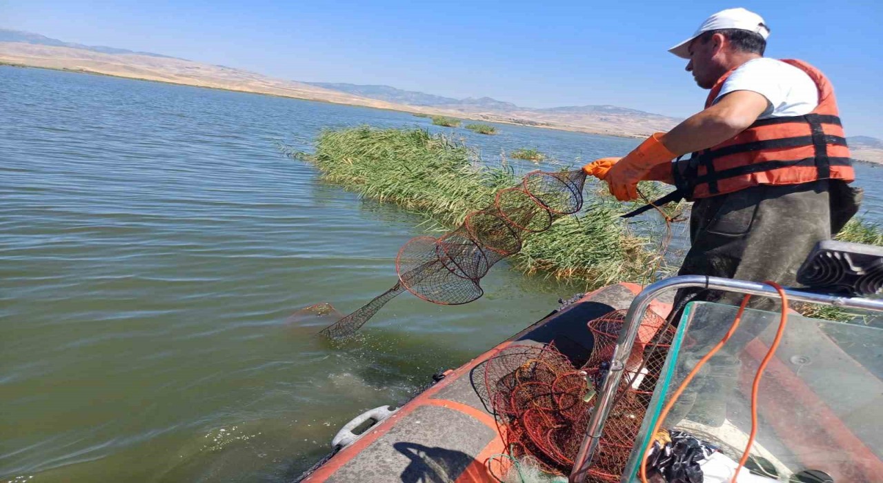 Çorumda baraj gölünde kaçak avlanan 4 şahsa ceza
