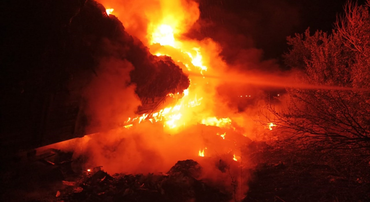 Çorumda çöp yüklü tır alev alev yandı