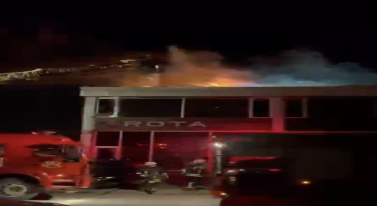 Çorumda iş yerinin çatısında çıkan yangın söndürüldü