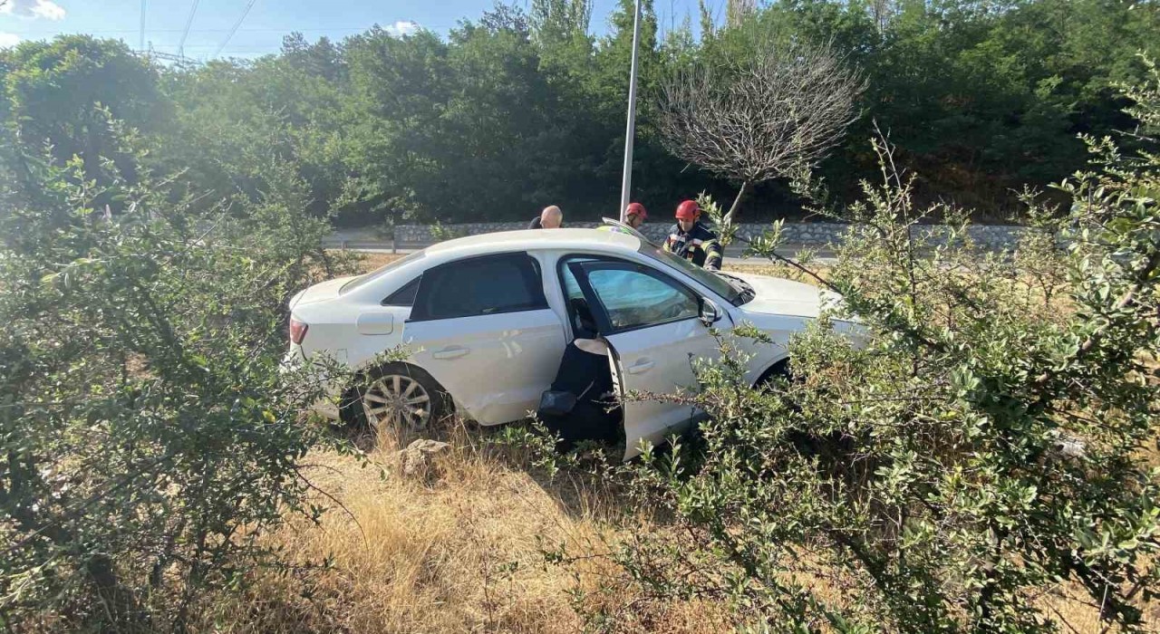 Çorumda otomobil yol kenarındaki bordür taşlara çarptı: 2 yaralı