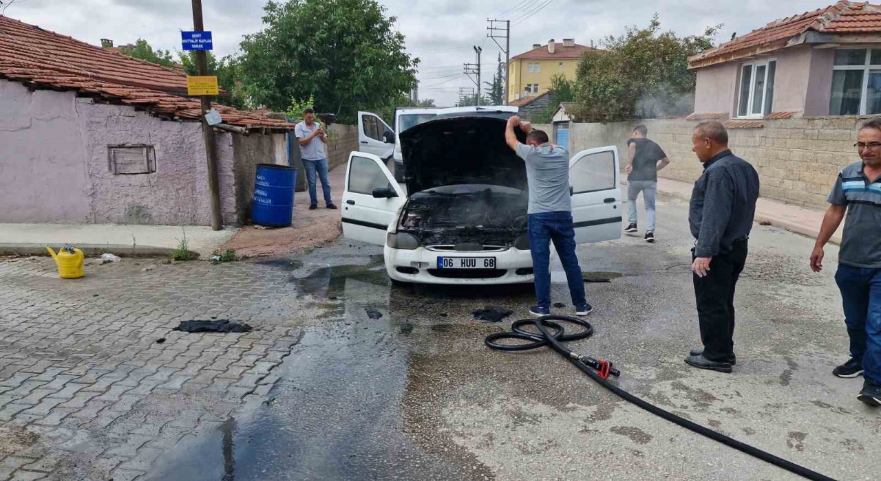 Çorumda seyir halindeki otomobilde korkutan yangın
