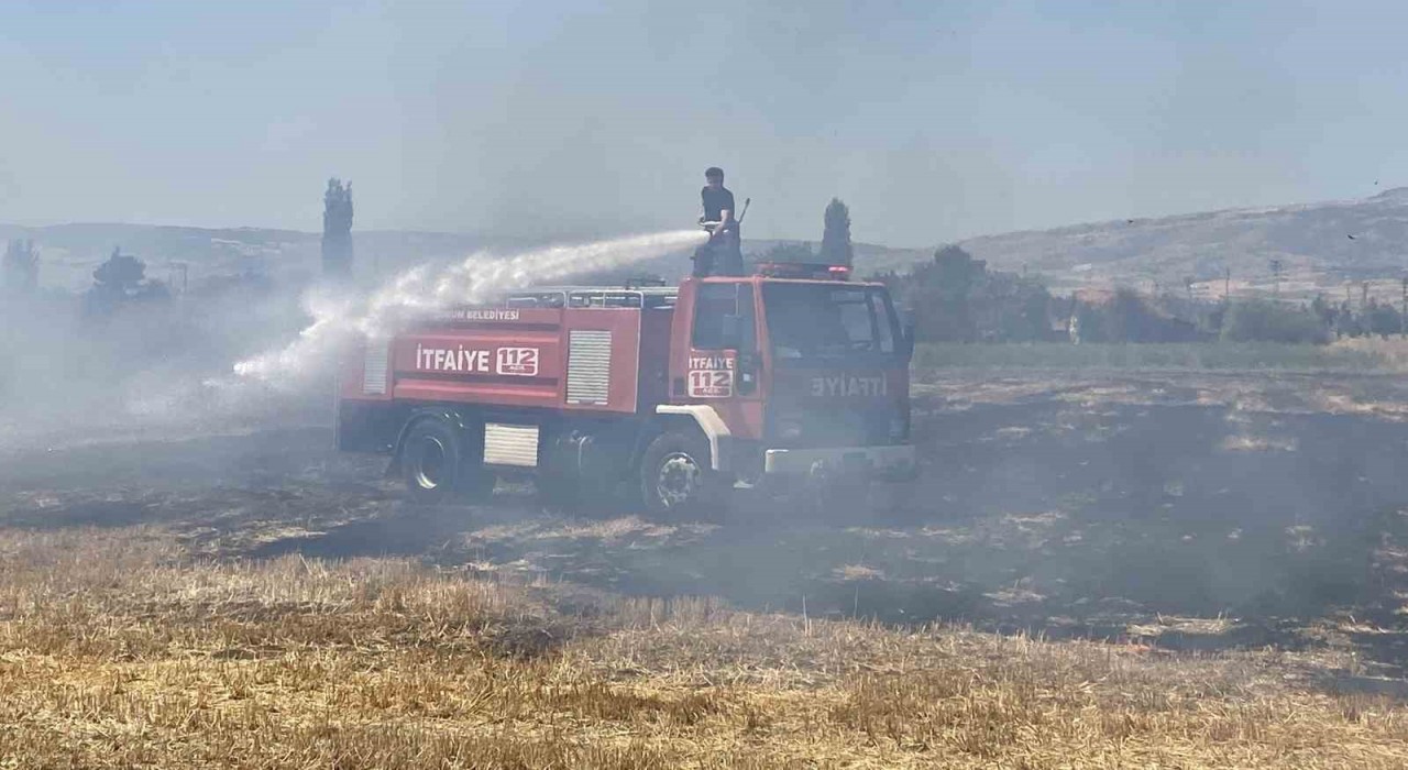 Çorumda tarlada çıkan anız yangını söndürüldü
