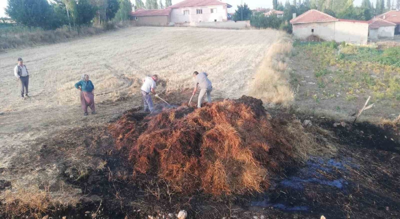 Çorumda tarlada çıkan yangında 300 adet balya kül oldu