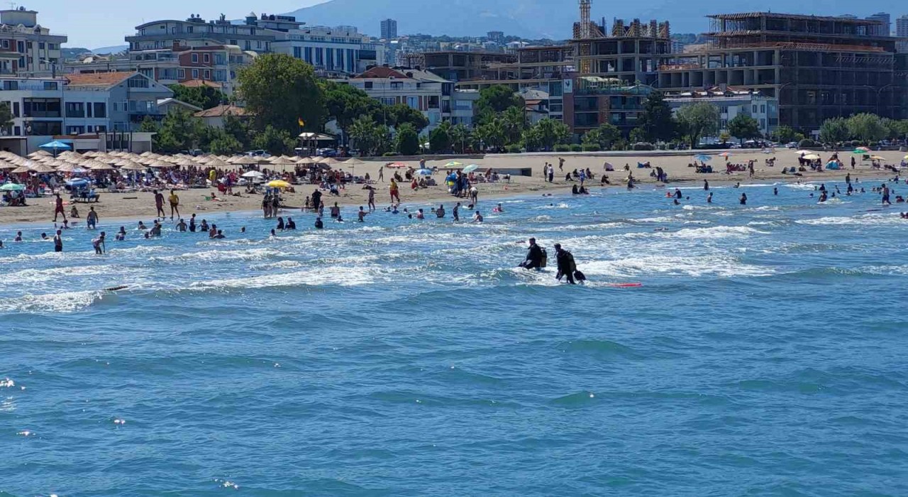 Çorumdan yüzmek için Samsuna gelen gençlerden biri boğuldu, diğeri kayıp