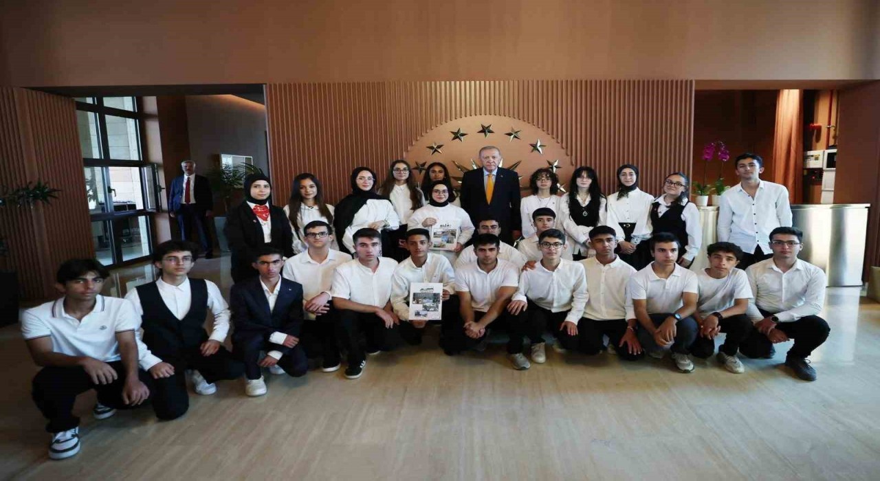 Cumhurbaşkanı Erdoğan, Ahlatta öğrencileri kabul etti
