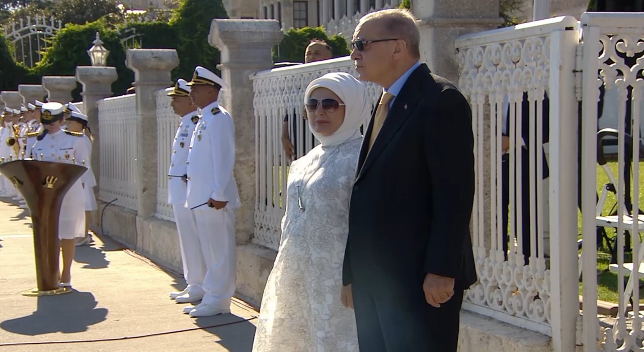 Cumhurbaşkanı Erdoğan, Boğaz geçişi yapan 9 gemiyi selamladı