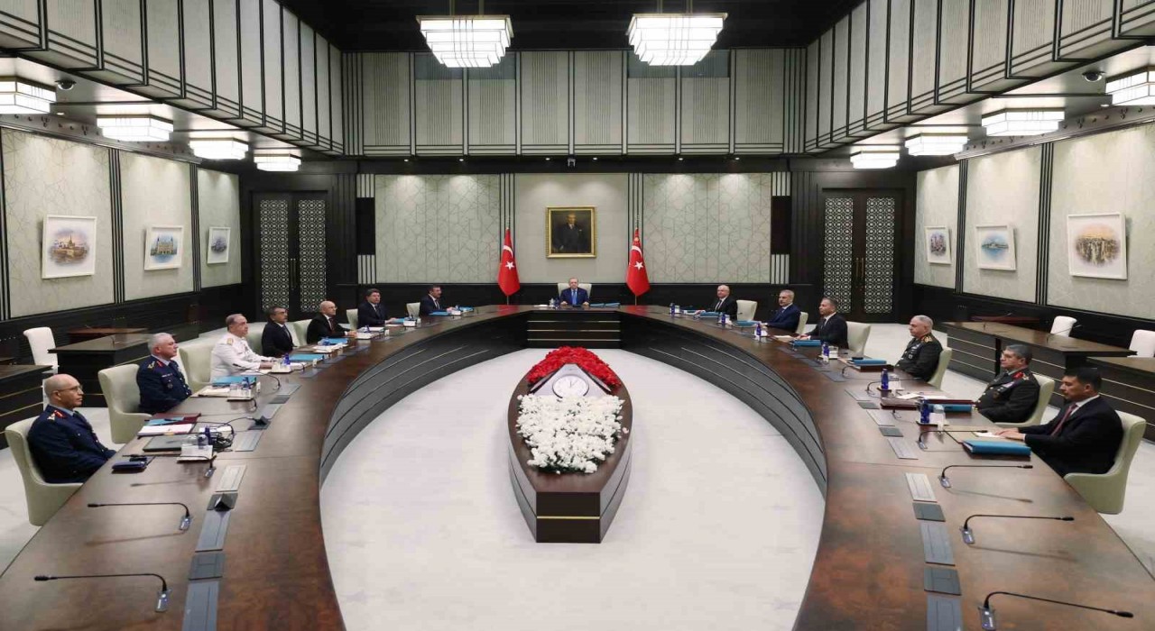 Cumhurbaşkanı Recep Tayyip Erdoğan başkanlığındaki Yüksek Askeri Şura (YAŞ) Toplantısı Cumhurbaşkanlığı Külliyesinde başladı.