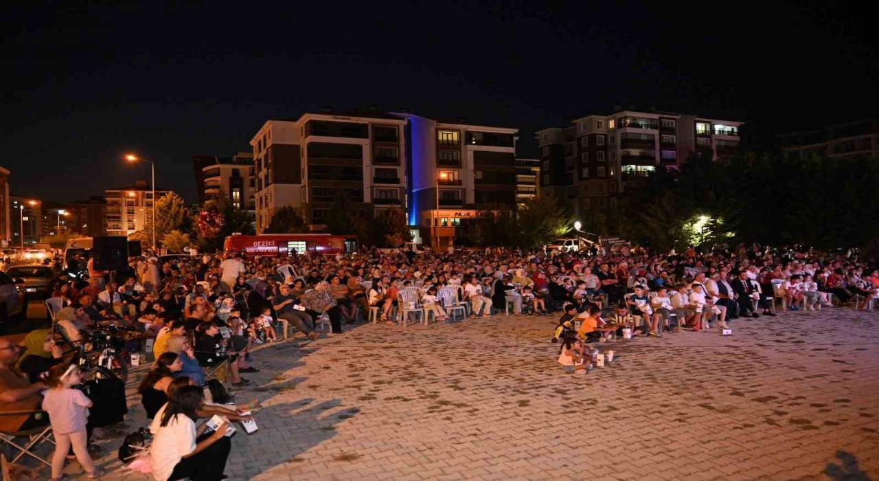 Çünür yaz akşamı sinema etkinliğine yoğun ilgi