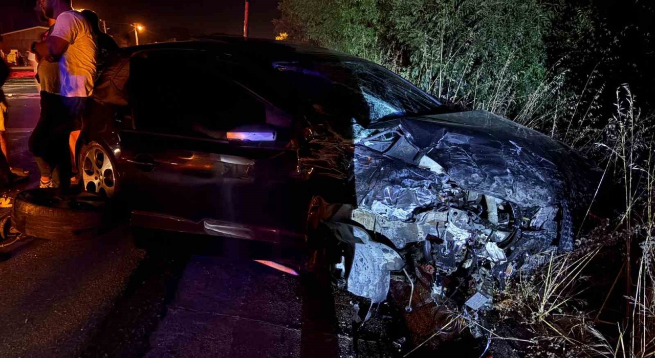 D-100de iki otomobil kafa kafaya çarpıştı: 1i ağır 8 yaralı