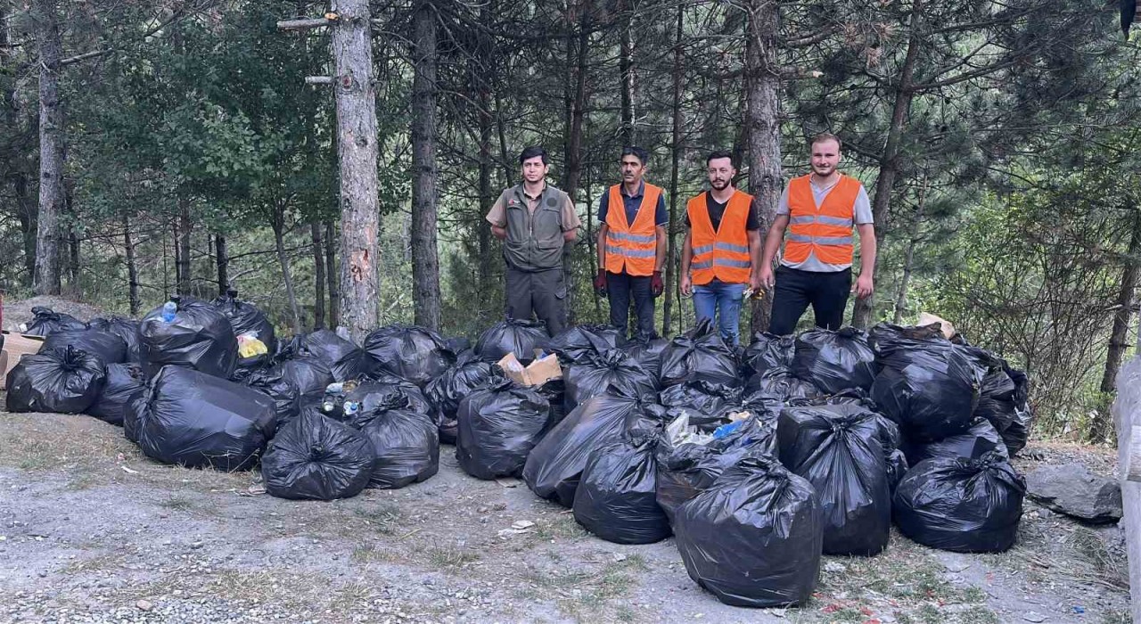 D100 karayolunun yanındaki ormandan 200 torba çöp çıktı
