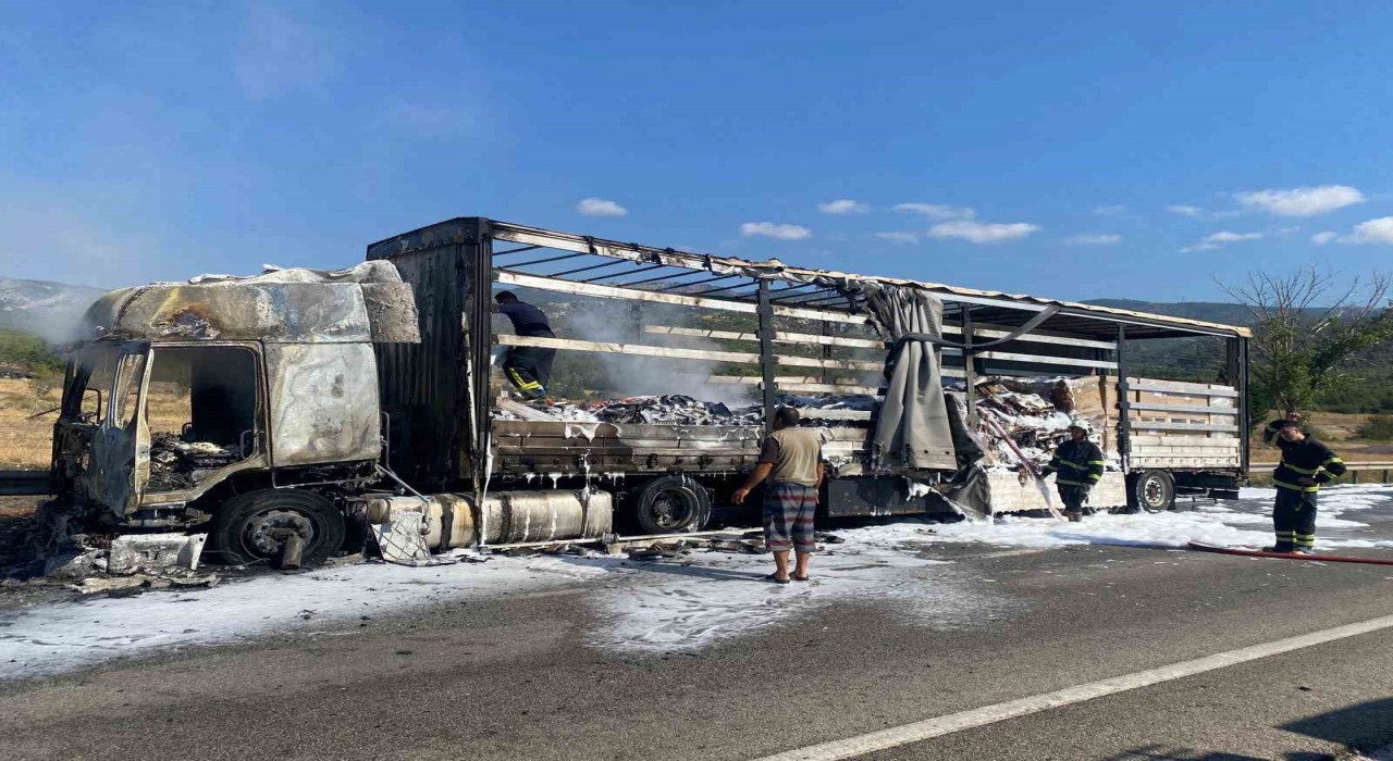 D100de seyir halindeki tır alev alev yandı