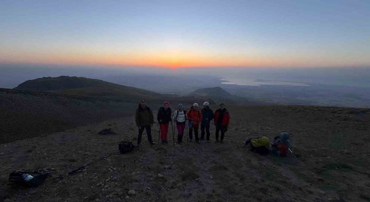 Dağcılardan Süphan Dağına yoğun ilgi