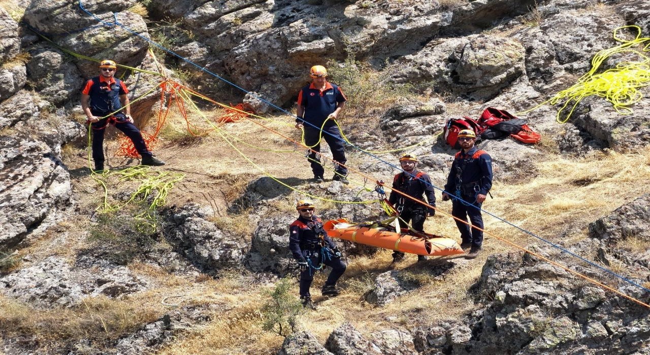 Dağda mahsur kalan yaralı vatandaşı kurtarmak için ekipler seferber oldu