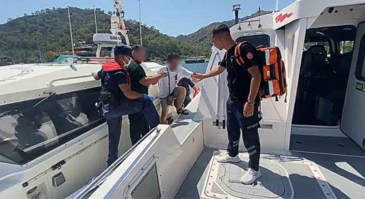 Dalaman açıklarında gezi teknesinde rahatsızlanan vatandaşa tıbbi tahliye