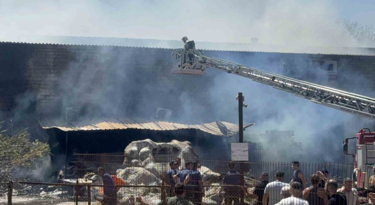 Darıcada fabrika yangını: 3 işletme hasar aldı