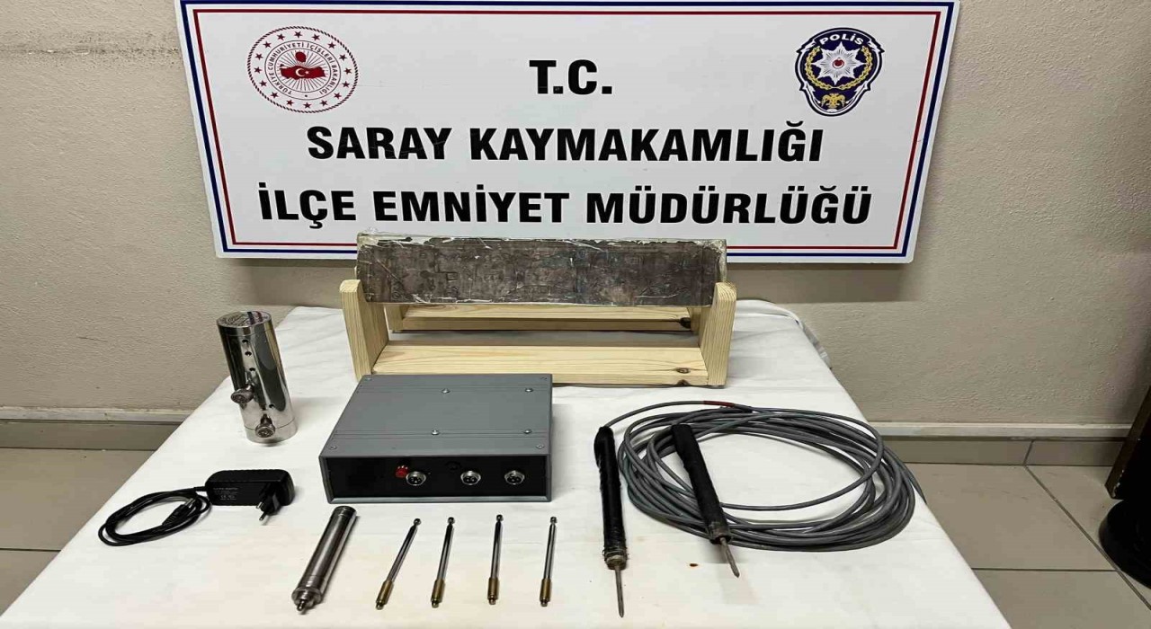 Defineciler, tarihi eser harita ile yakalandı