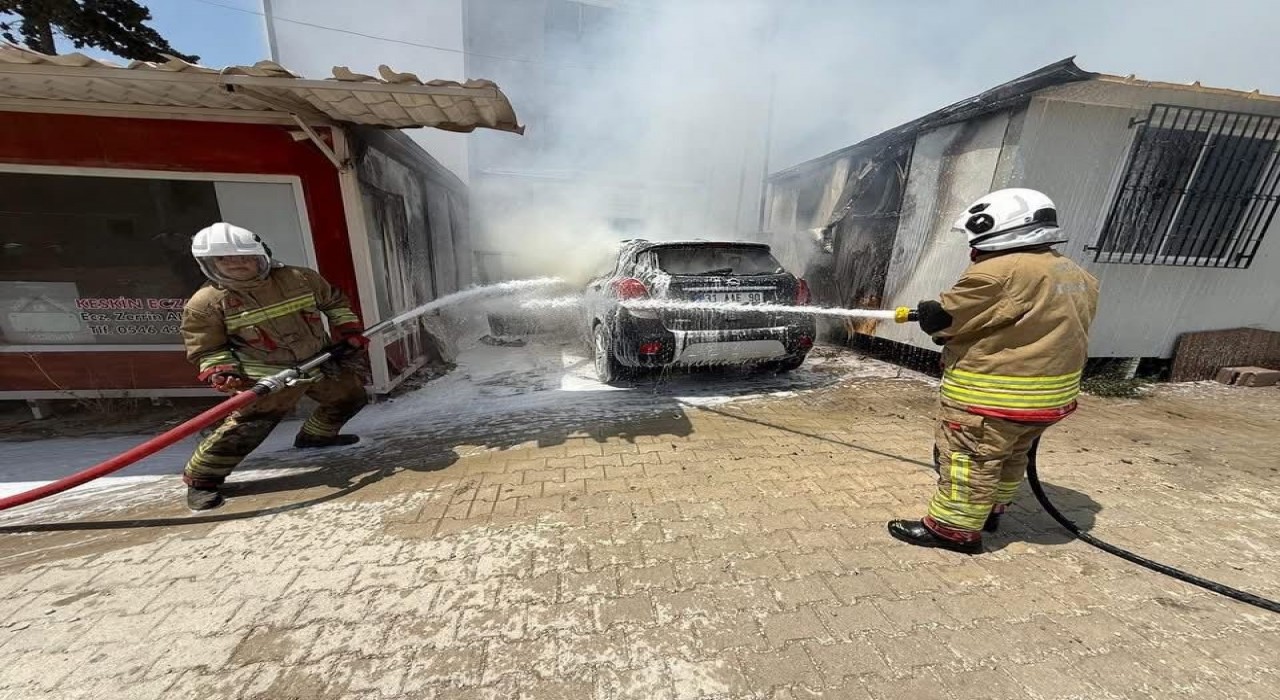 Defnede konteynerde çıkan yangın araca sıçradı