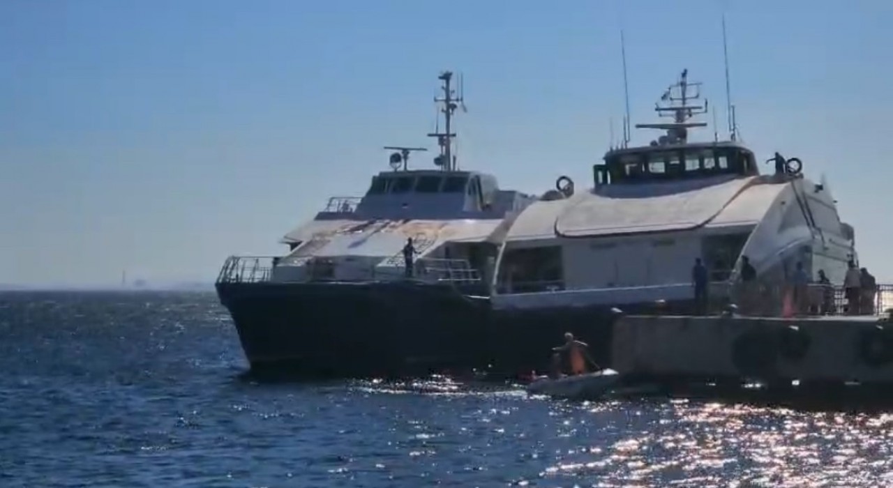 Deniz otobüsü Avşa Adası açıklarında kayalıklara çarptı: Yolcular tahliye edildi