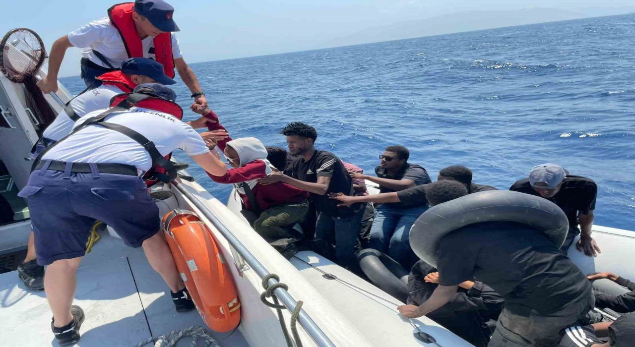 Denizde 13 göçmen kurtarıldı, karada 15 göçmen yakalandı