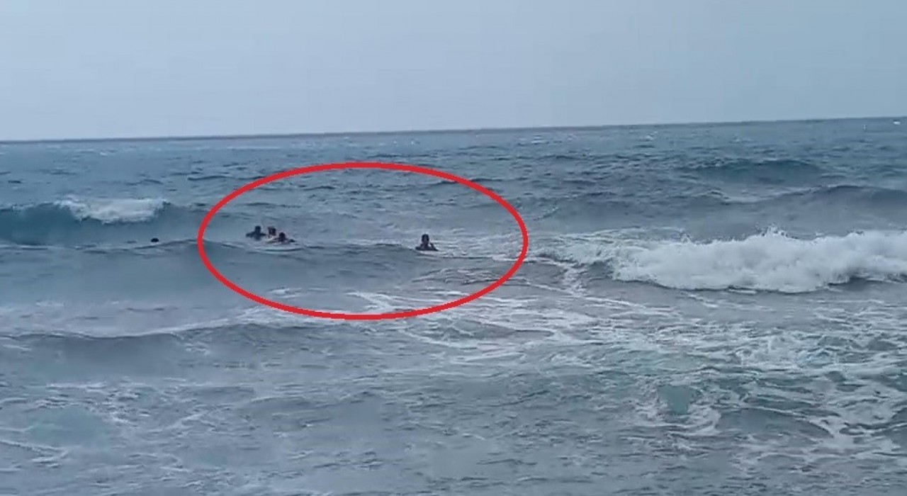 Denizde boğulma tehlikesi geçiren 2 şahsın ölümle burun buruna geldiği anlar kamerada