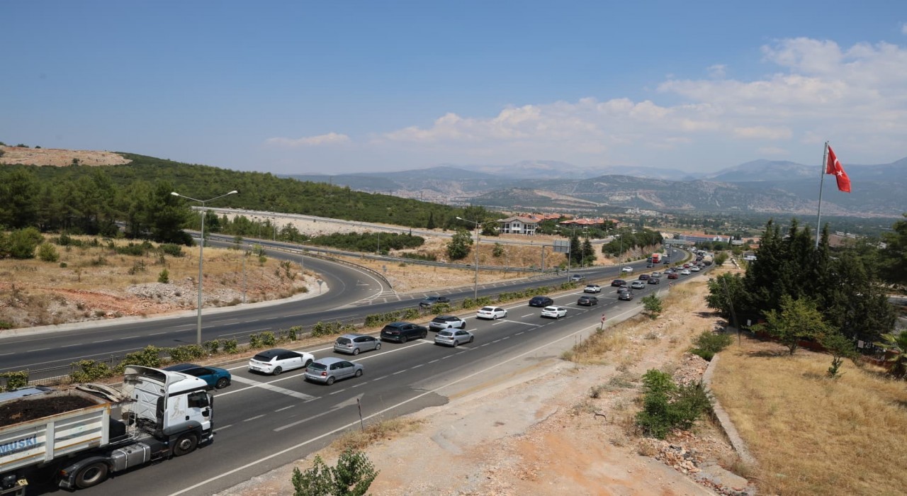 Denizli-Aydın kavşağında 2 kilometrelik araç kuyruğu oluştu
