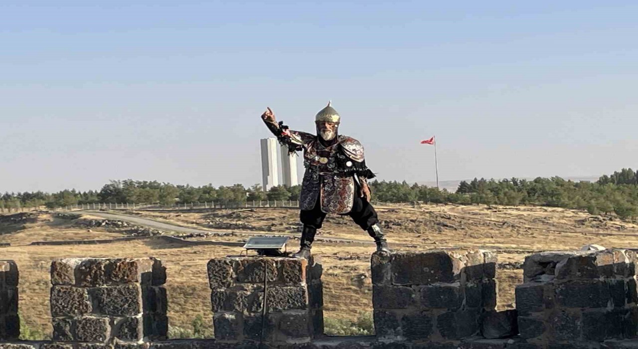 Denizliden gidip savaş kıyafetitle Malazgirt Kalesini yeniden fethetti