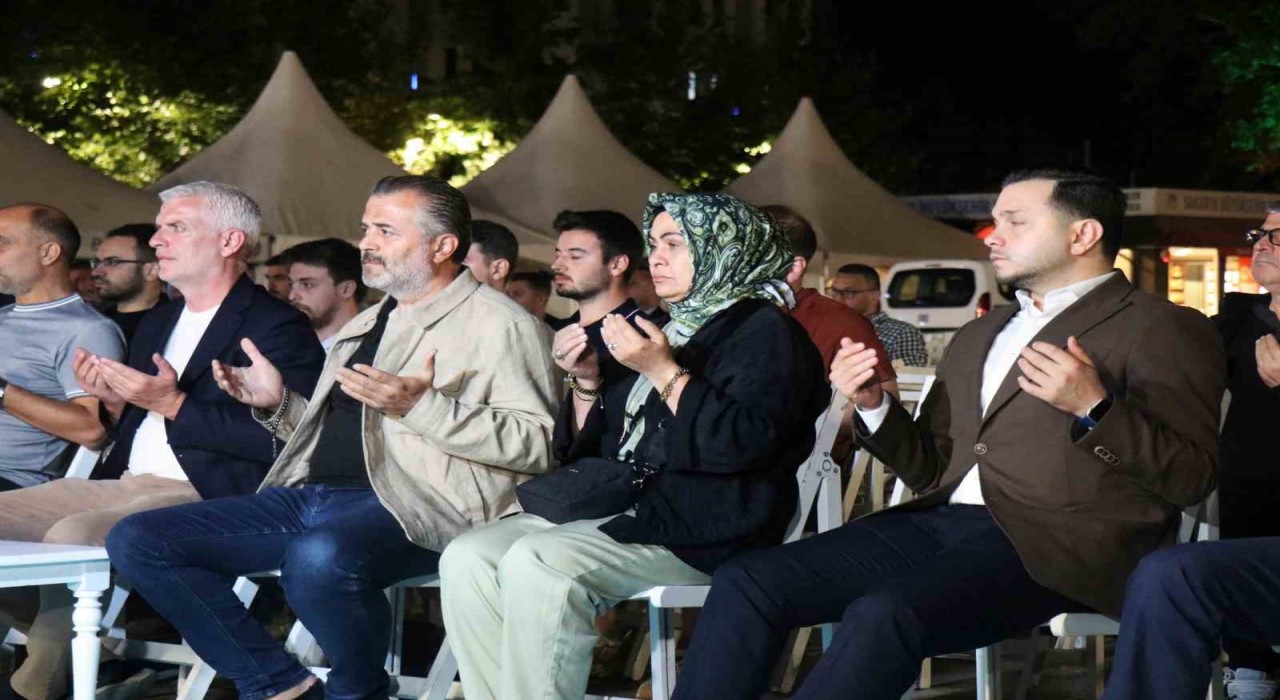 Deprem saati 03.02de Sakaryada eller semaya açıldı